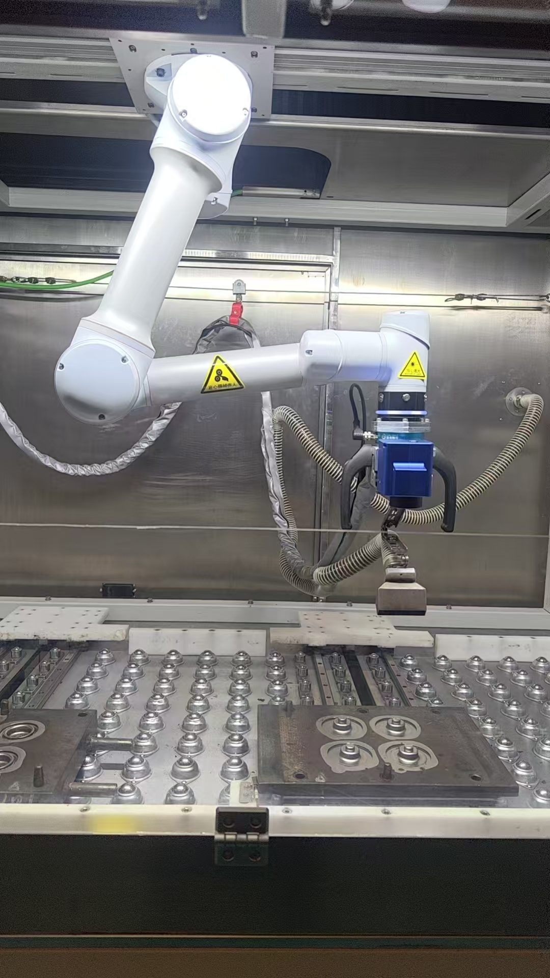 机器人末端清洗作业区域与工件工装近景